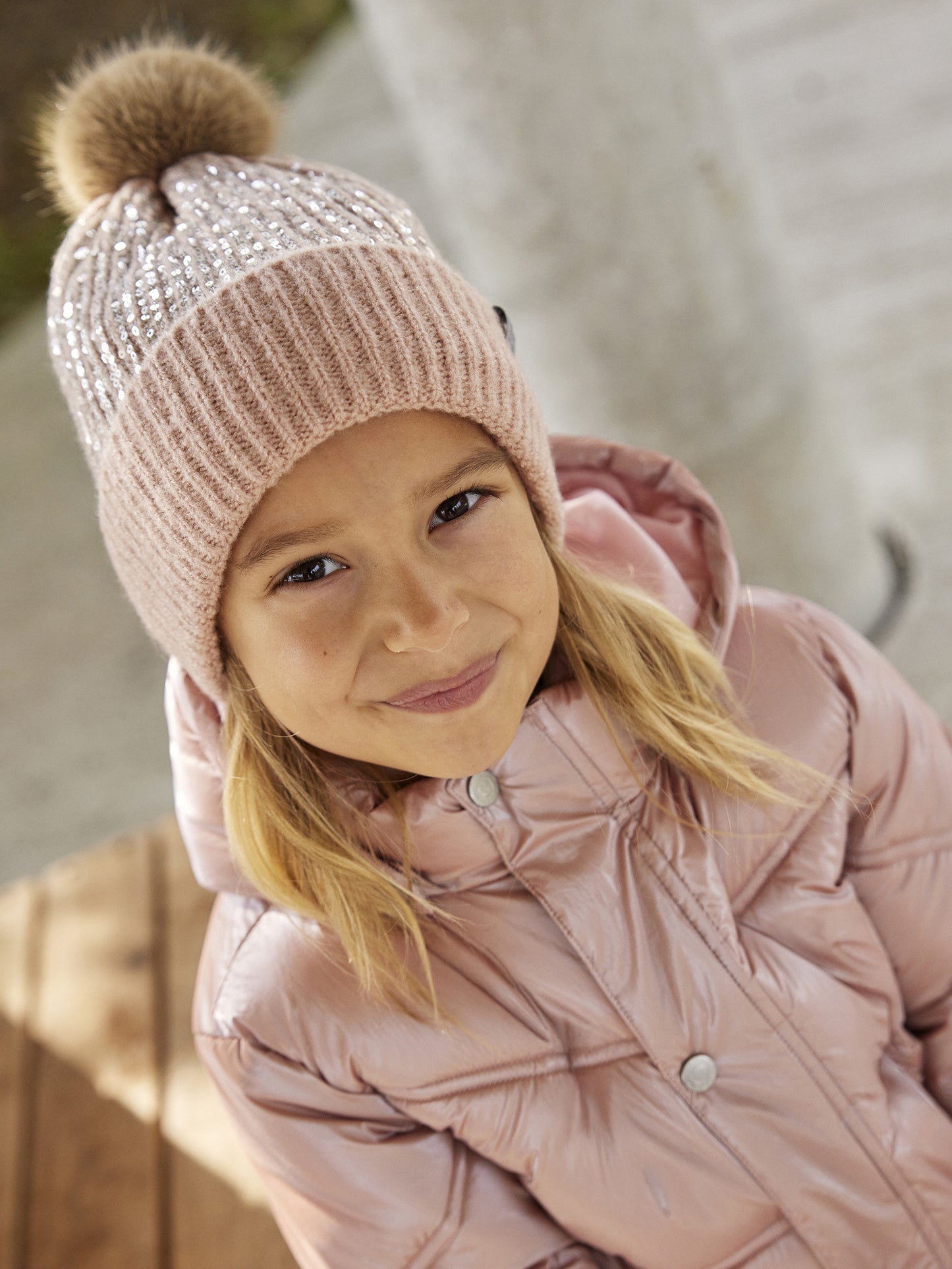 Hat w. sequins & fixed pom pom húfa frá Minymo